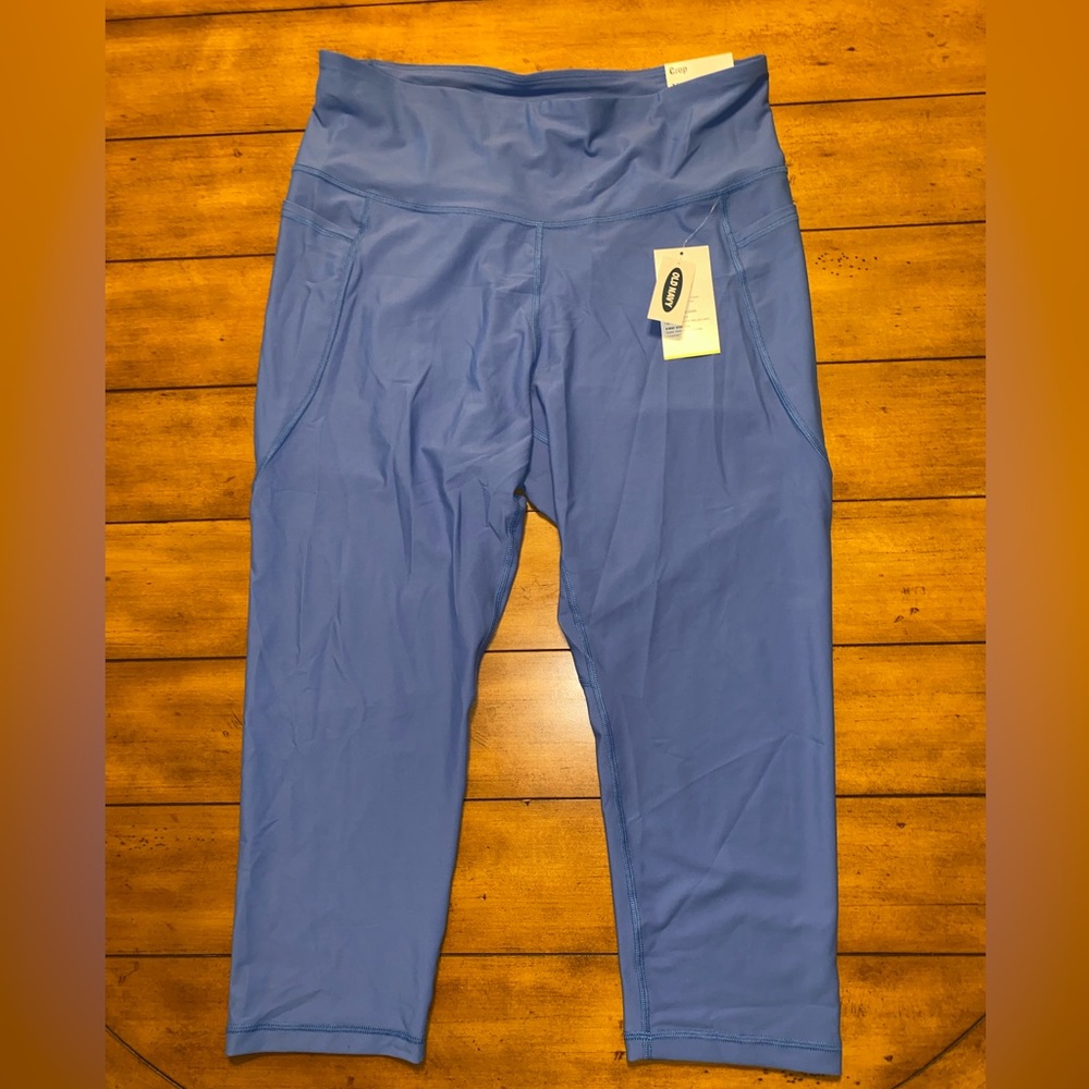 Cornflower blue go-dry activewear crop leggings with side pockets, Size XL, NWT.